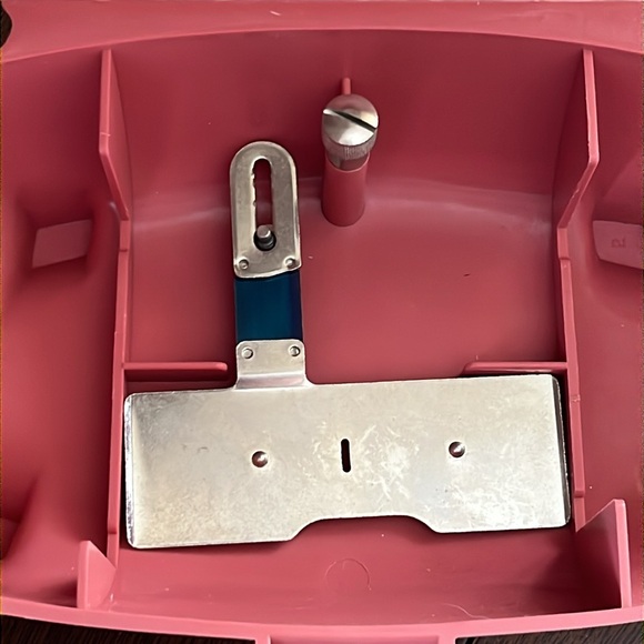 Singer Buttonholer Pink Vintage Oval clamshell case - Picture 5 of 12